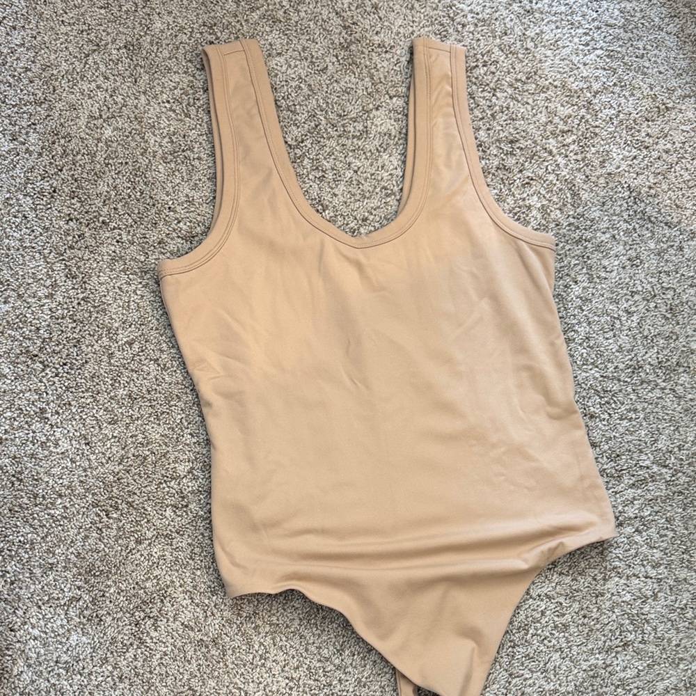 Never worn nuuds Nude/Tan Scoop Neck Bodysuit